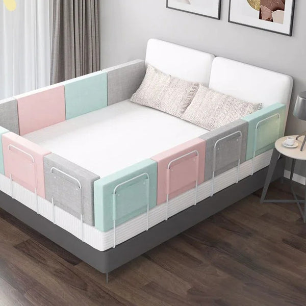 Barrières de lit bébé rembourrées installées autour d'un lit | Mybooni