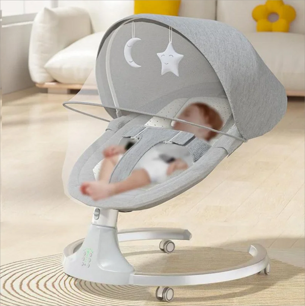 Bébé allongé dans la balancelle électrique grise | Mybooni