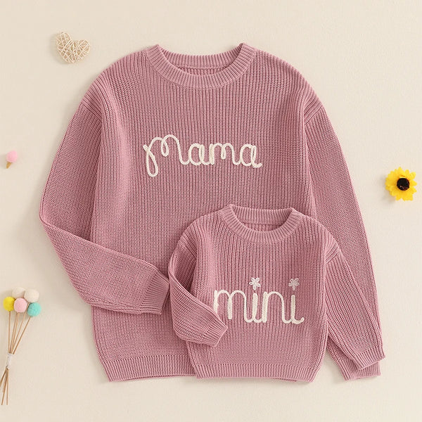 Family Matching Sweaters Mommy and Me Letter Em Blanc en situation d'utilisation