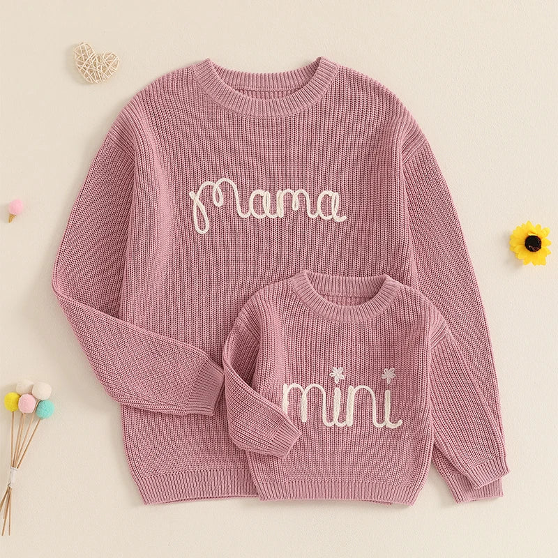 Family Matching Sweaters Mommy and Me Letter Em Blanc en situation d'utilisation