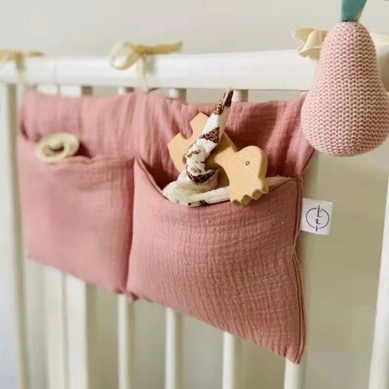 Organisateur de lit bébé multi-poches pour couches et accessoires